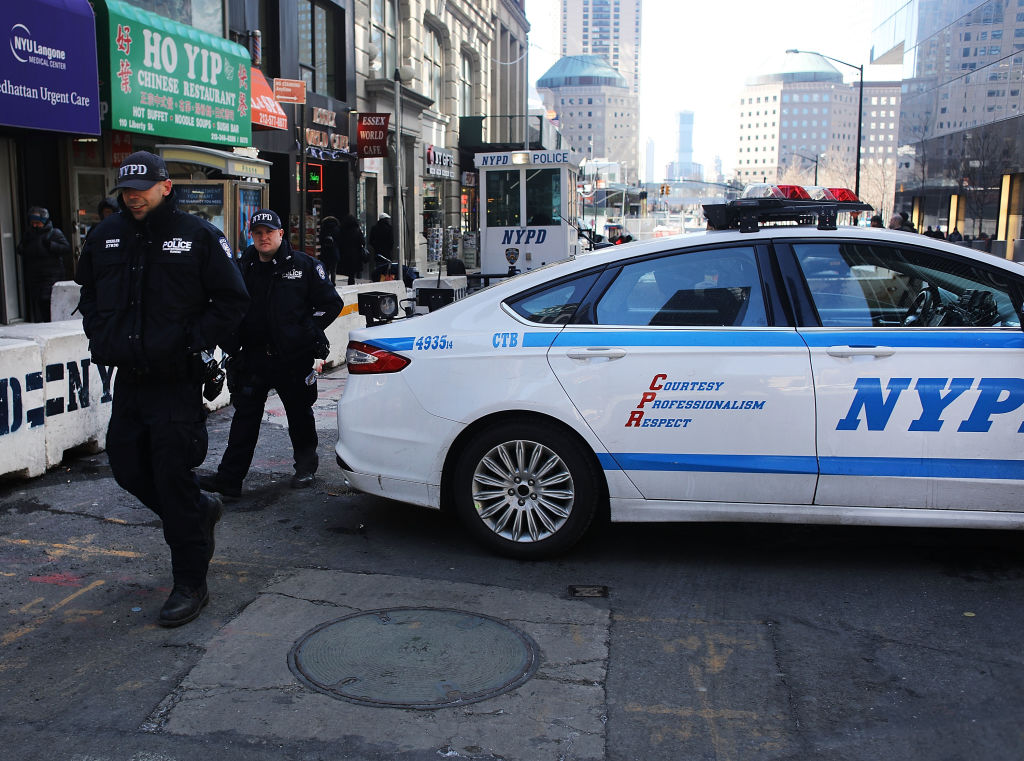 El Departamento de Policía de Nueva York desplegó agentes antiterroristas y perros entrenados para detectar explosivos en toda la ciudad.