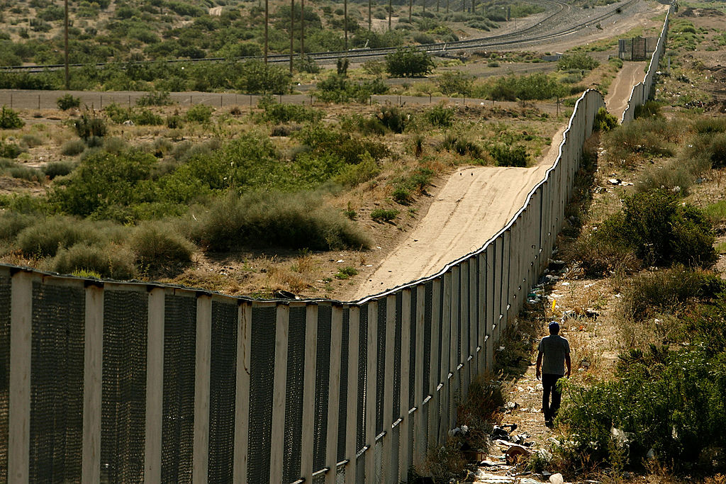 El muro fronterizo de Donald Trump costaría unos 15 mil mdd, según la firma Bernstein Research.