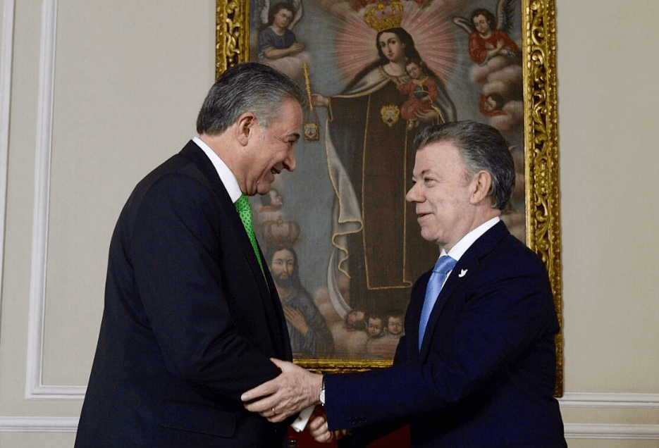 El nuevo vicepresidente de Colombia, Oscar Naranjo, y el presidente Juan Manuel Santos. (@JuanManSantos)
