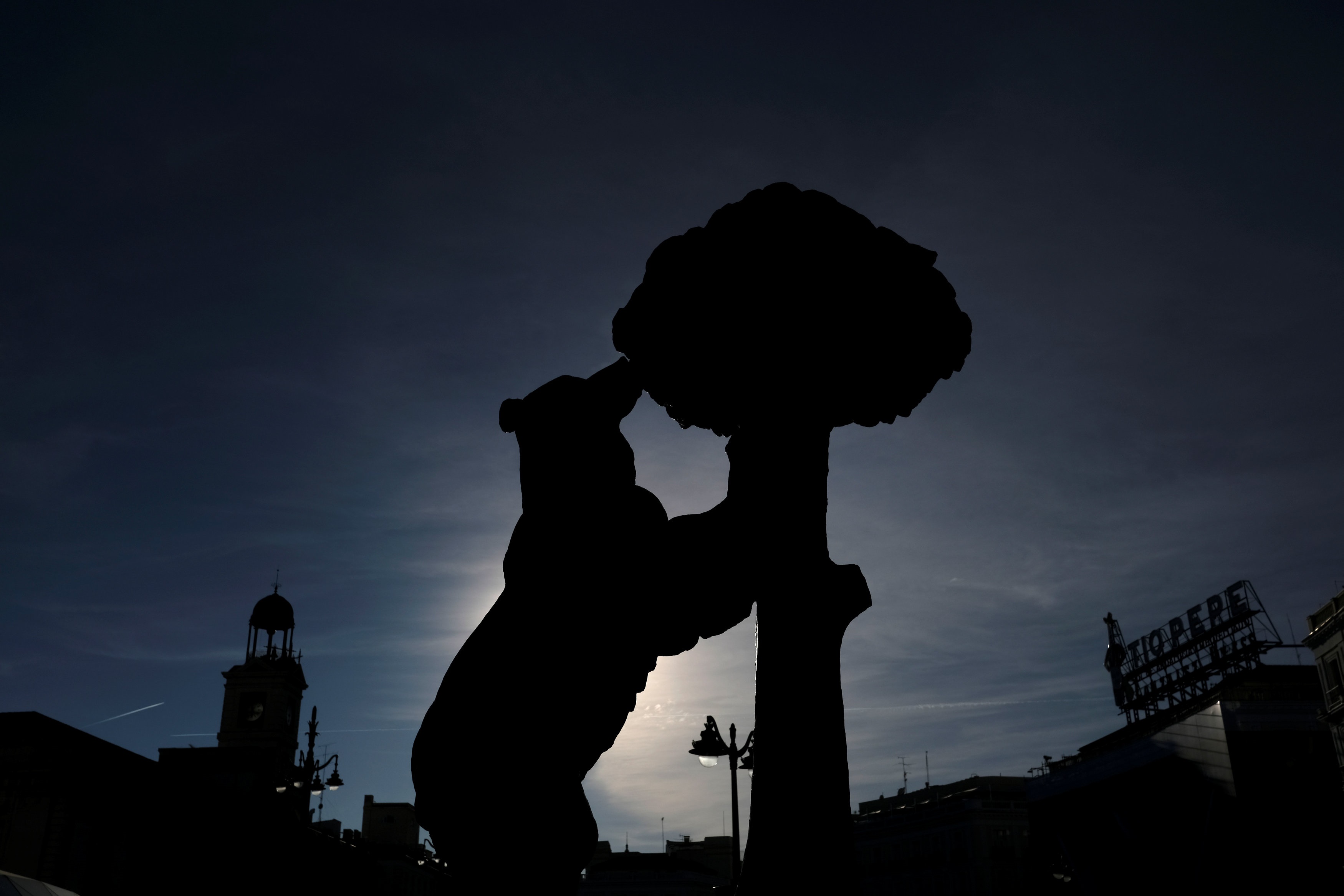 Vista de la estatua de El oso y el madroño, símbolo oficial de Madrid, España. (Reuters)