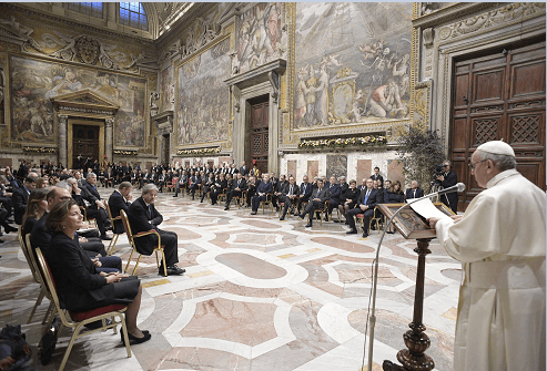 El papa da un mensaje a líderes de la Unión Europea en el Vaticano. (AP)