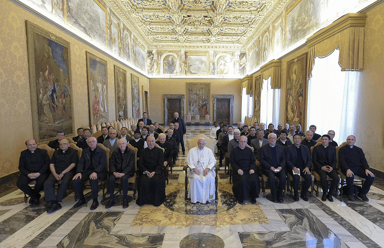 El papa durante encuentro con miembros de la Orden de los Clérigos Regulares Somascos. (EFE)