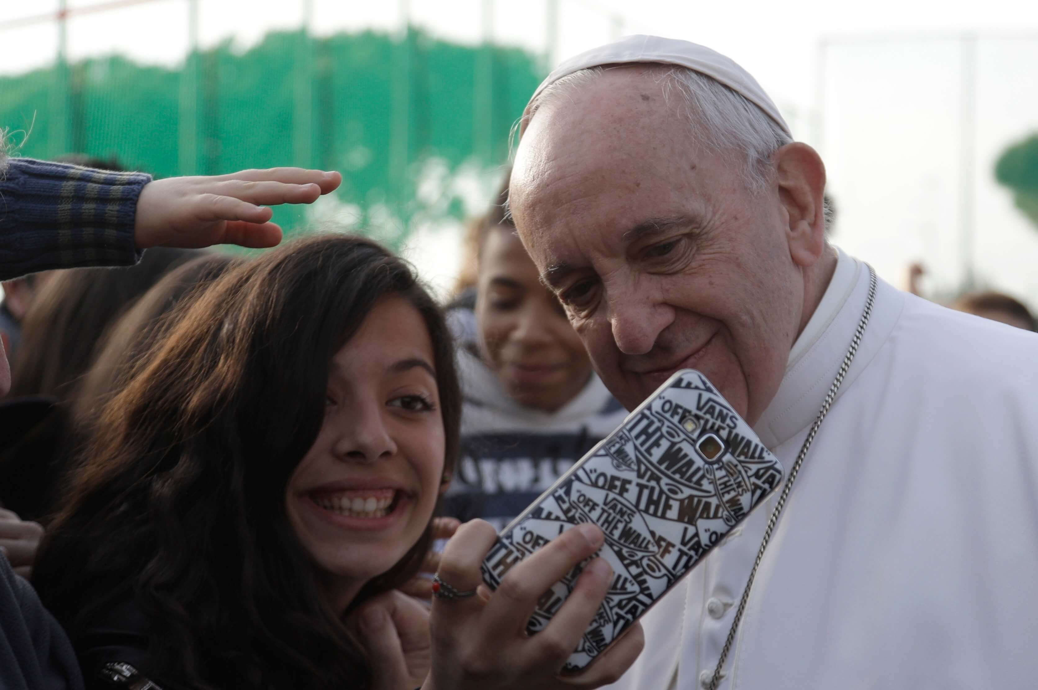 El papa Francisco convive con jóvenes en la Plaza de San Pedro.