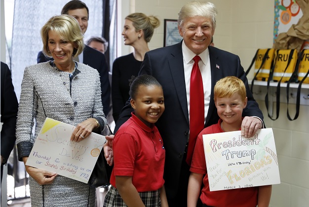 El presidente de Estados Unidos, Donald Trump, convive con alumnos del colegio St. Andrew, en Orlando, Florida.