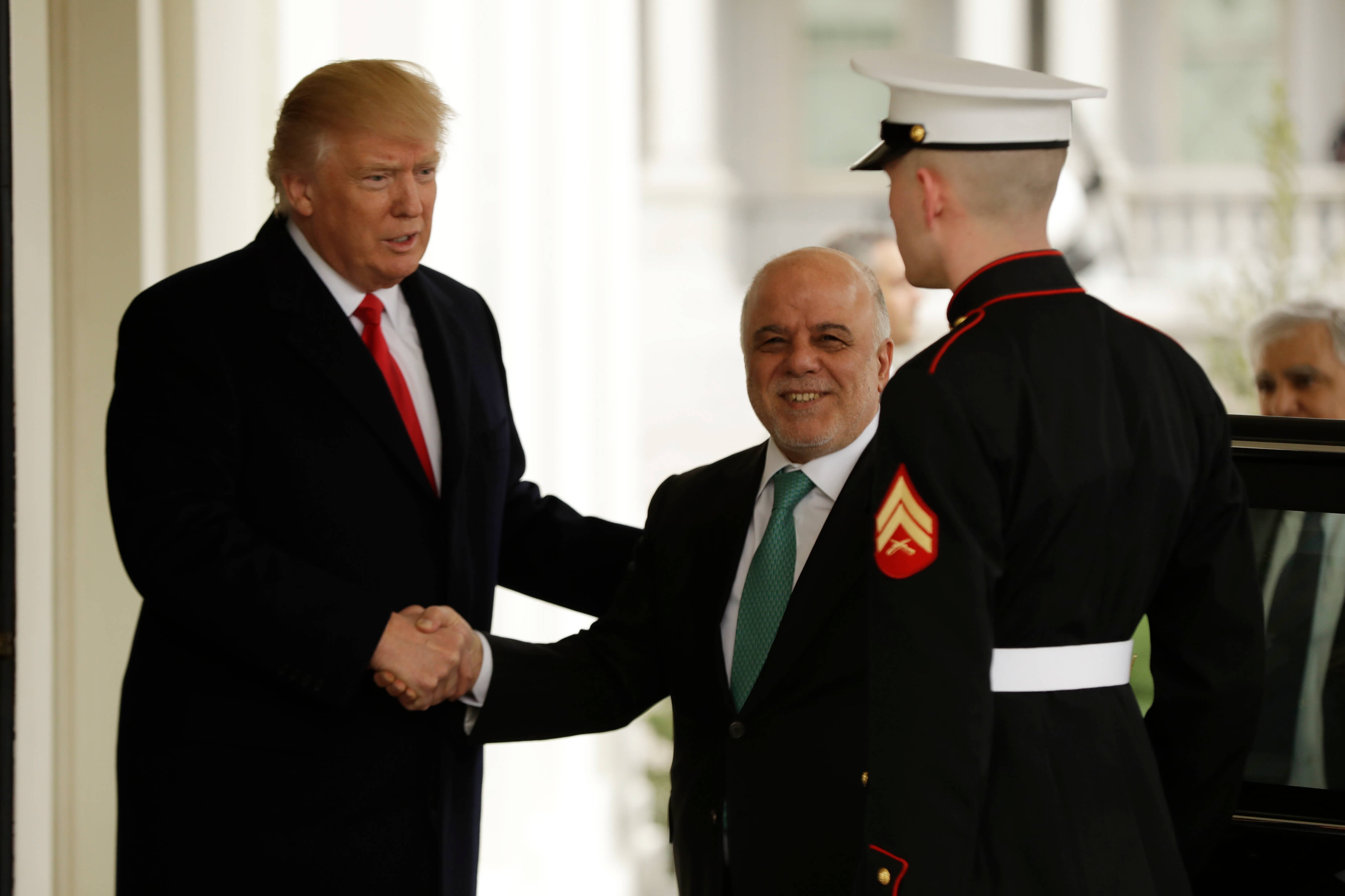 El presidente de Estados Unidos, Donald Trump, saluda al primer ministro iraquí, Haidar al Abadi.