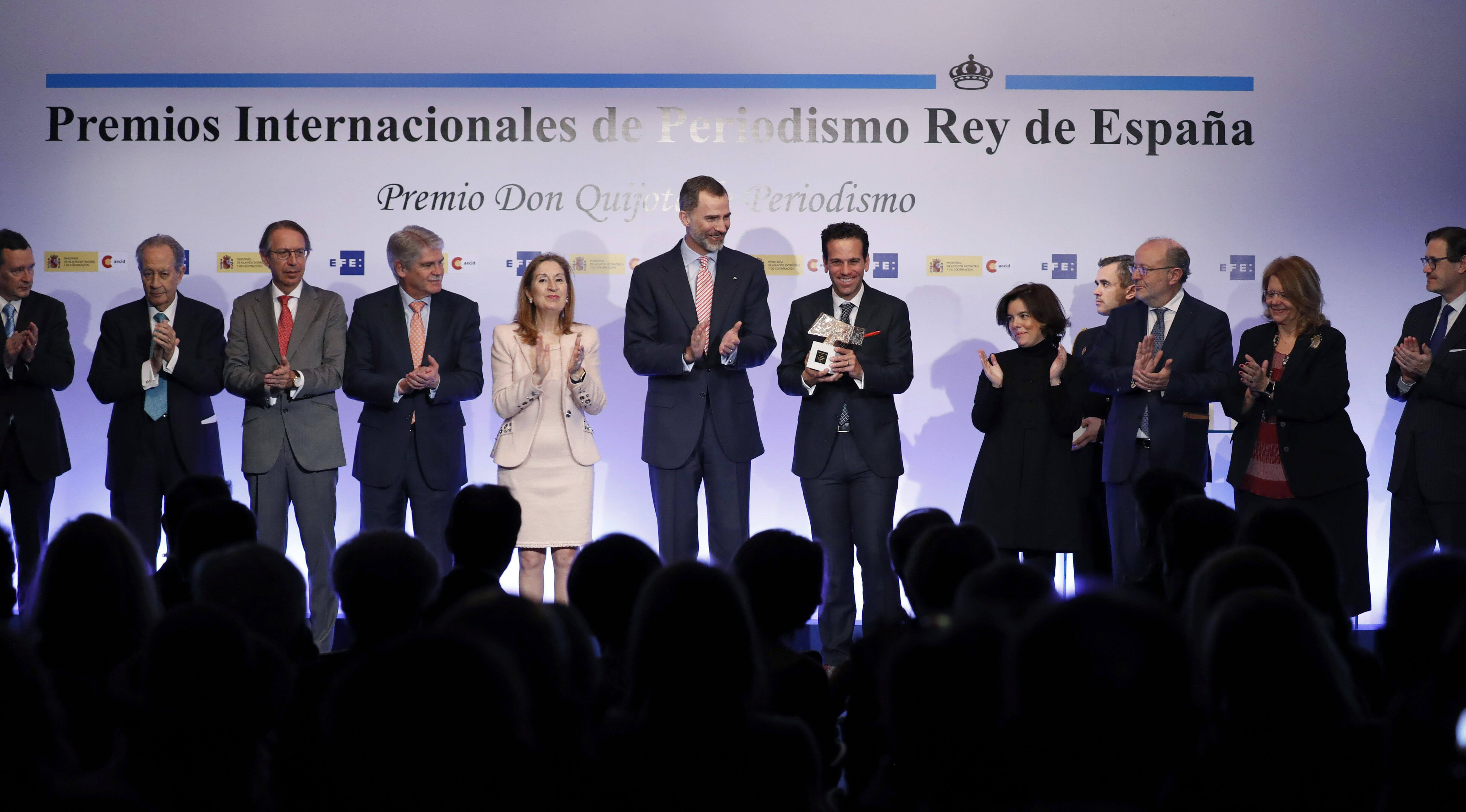 El Rey Felipe VI aplaude tras entregar el Premio de Televisión al mexicano Carlos Loret de Mola (6 d) por el espacio Éxodo, emitido el 25 de agosto de 2016 en el programa Despierta, de Televisa, durante la XXXIV edición de los Premios Internacionales de Periodismo Rey de España, convocados por la Agencia EFE y la Agencia Española de Cooperación Internacional para el Desarrollo (Aecid), que tiene lugar hoy en la Casa de América, en Madrid (EFE)