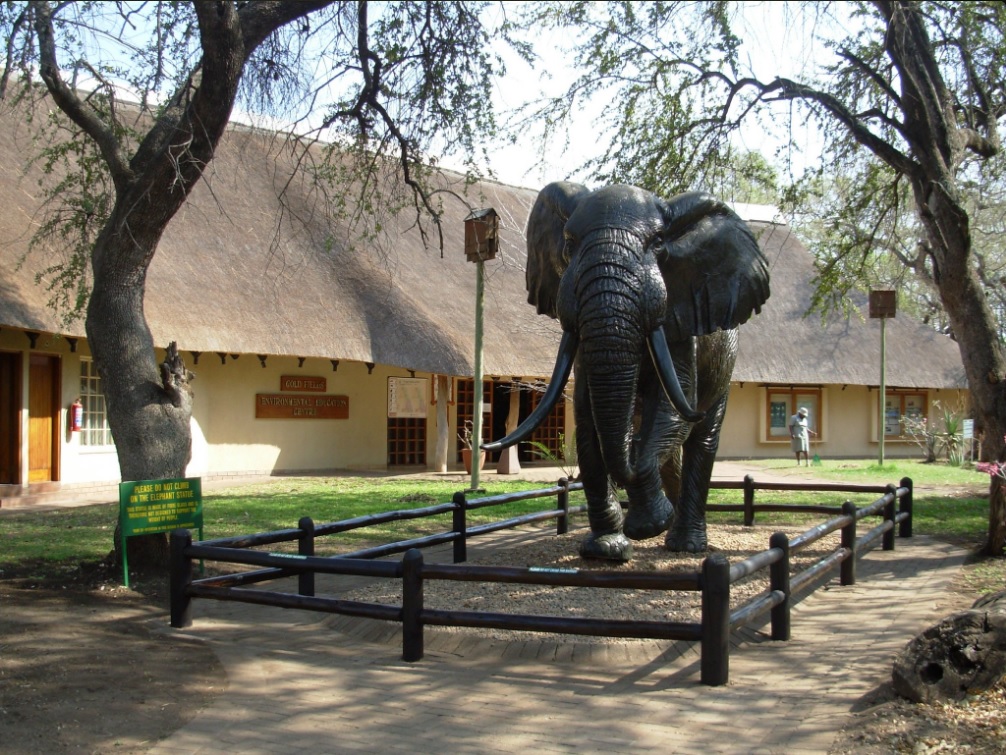 Estancia del Parque Nacional Kruger en Sudáfrica; una empleada de la reserva muere por ataque de elefantes (Twitter @SANParksKNP, archivo)