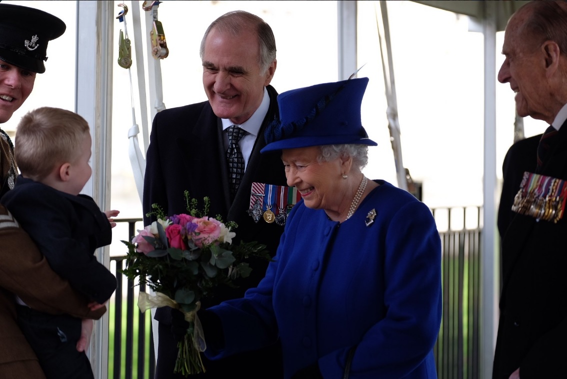 La Reina Elizabeth II honra a los militares y civiles que participaron en los conflictos de Irak y Afganistán