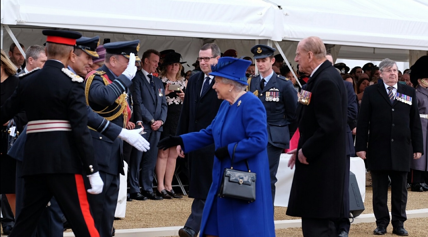 La Reina Elizabeth II honra a los militares y civiles que participaron en los conflictos de Irak y Afganistán (Twitter @RoyalFamily)