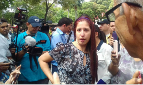 Elyangélica González, periodista de Radio Caracol, fue agredida por guardias venezolanos en Caracas. (@ElNacionalWeb)