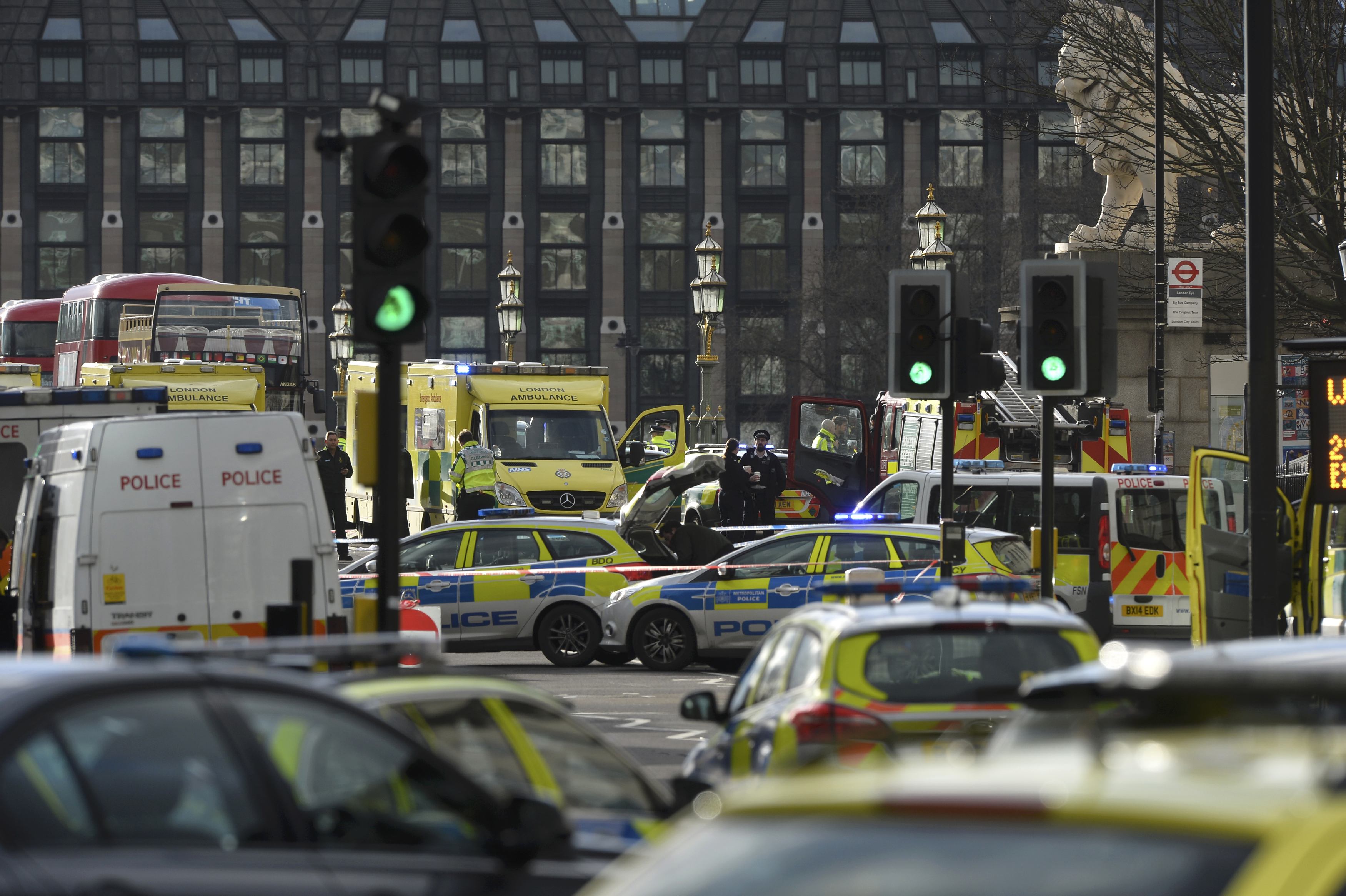 Servicios de emergencia de Londres responden a un ataque perpetrado en las afueras del Parlamento (Reuters)