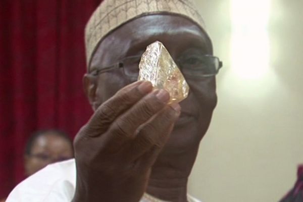 Emmanuel Momoh, un pastor protestante, descubrió el diamante. 