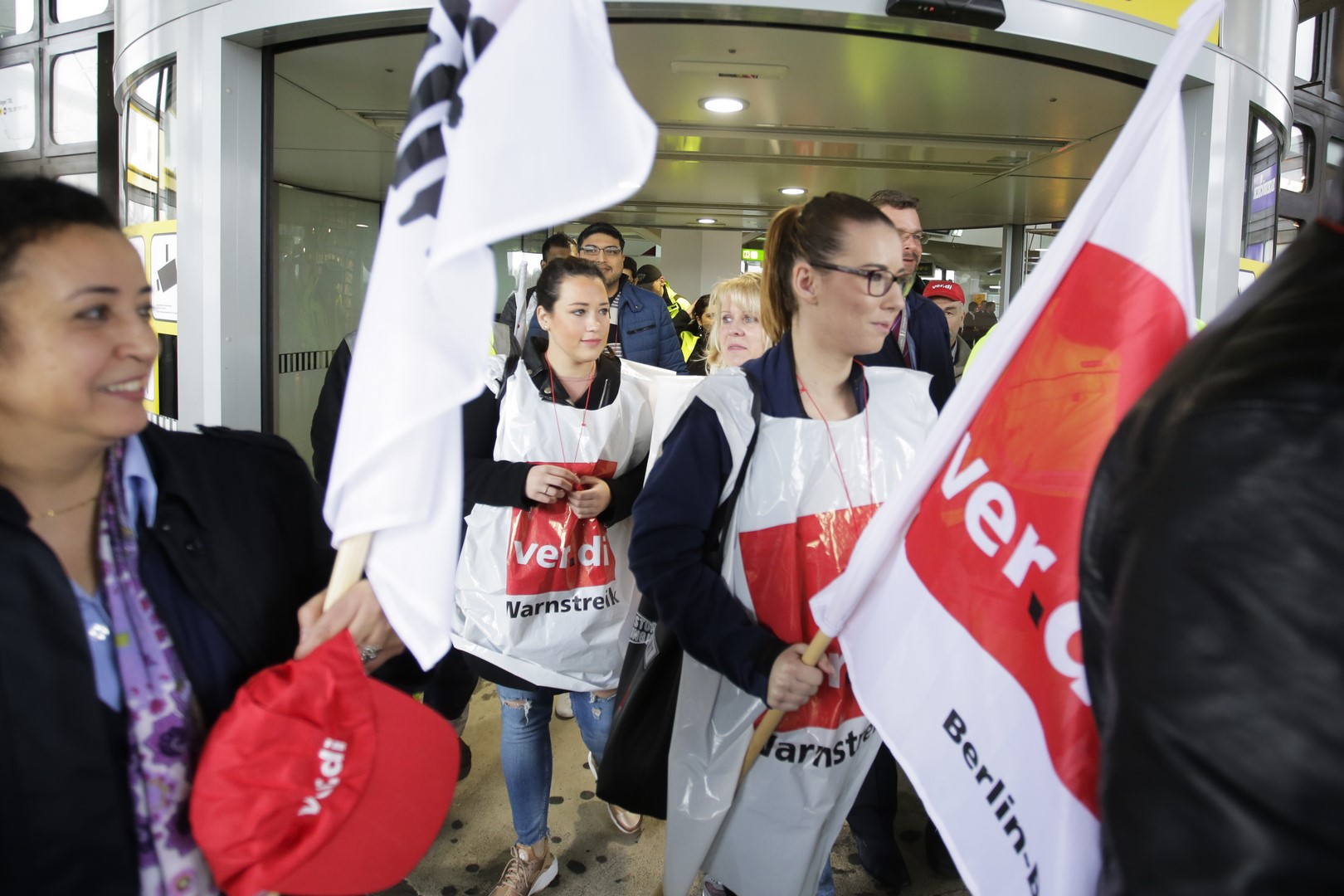 Empleados de aeropuertos de Berlín, Alemania se van a huelga; exigen aumento de salario. (AP)