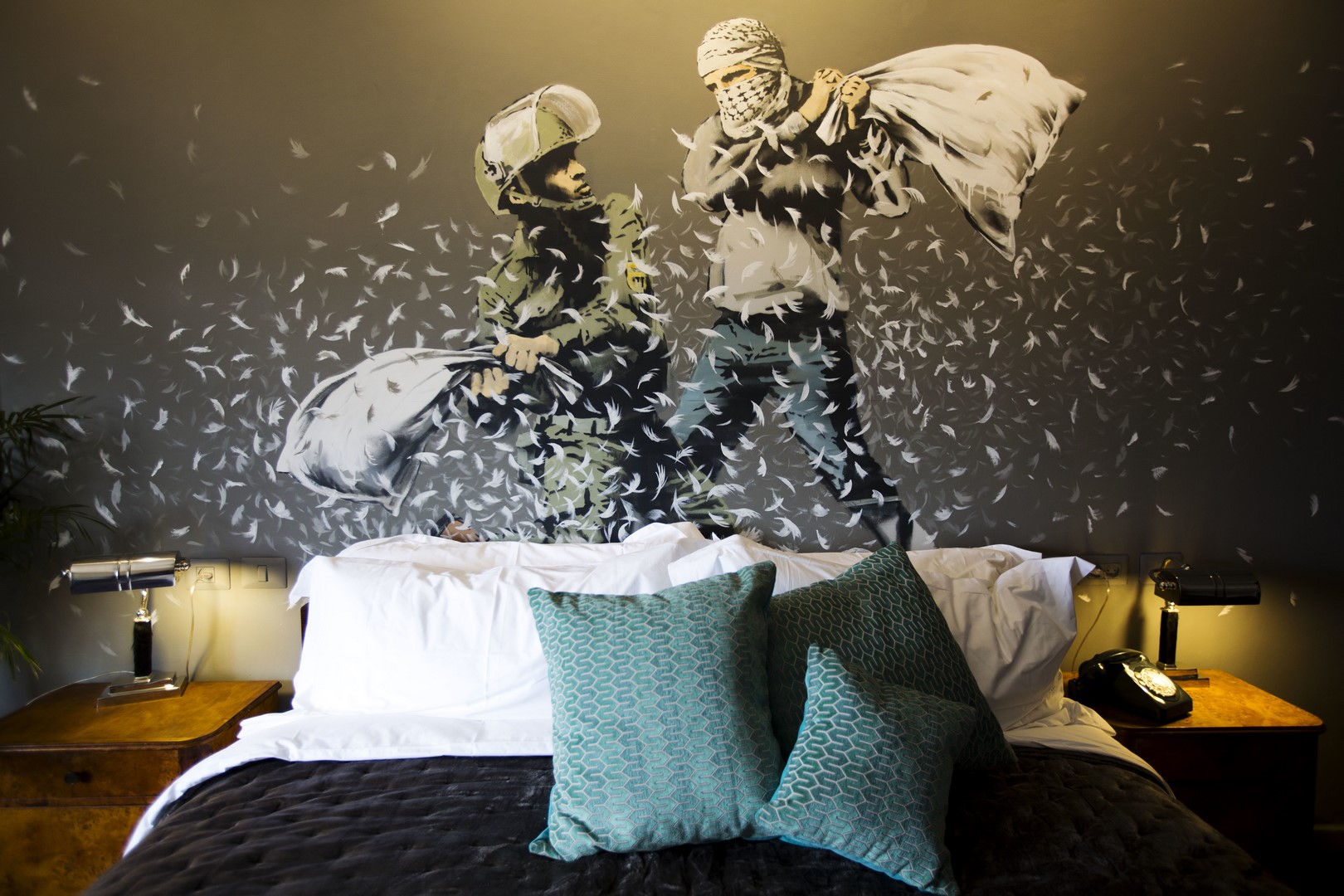 En el mural de Banksy que preside la habitación número tres, un Policía de Frontera y un palestino mantienen una lucha de almohadas. (AP)