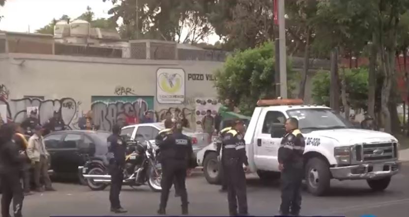Un grupo de trabajadores de la construcción y otro de la Asamblea de Barrios se enfrentan a golpes en un predio en la Calzada Acoxpa. ( Tomada de video)