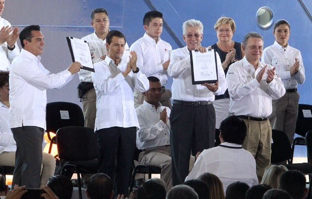 Enrique Peña Nieto atestigua la entrega del título de concesión federal de puente en Campeche (Twitter @SCT_mx)