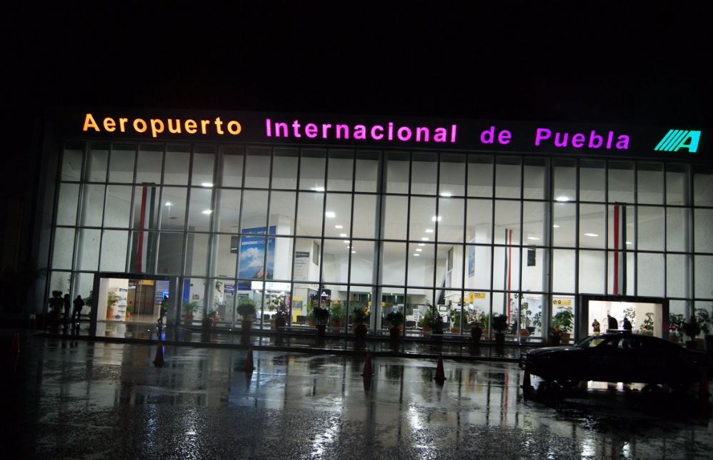 Entrada del Aeropuerto Internacional de Puebla (Twitter @AeropuertosASA)