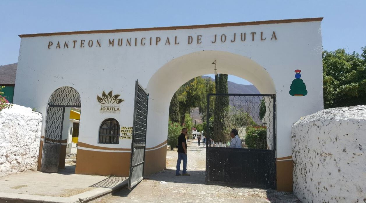 Entrada del panteón municipal de Jojutla, Morelos (Twitter @Fiscalia_mor)