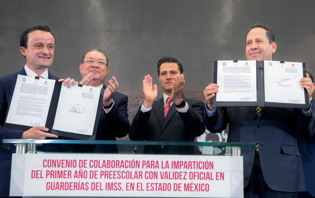El presidente Peña Nieto atestigua la firma de dos convenios entre el Seguro Social y el gobierno del Estado de México. (Presidencia de la República).