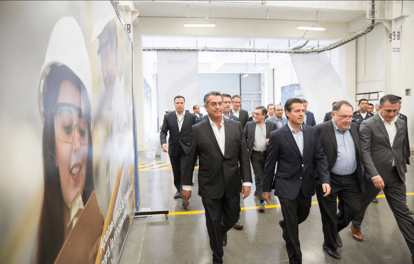 El presidente Enrique Peña Nieto realizó un recorrido por la Planta HPDC (High Pressure Die Casting) de Nemak. (Presidencia)