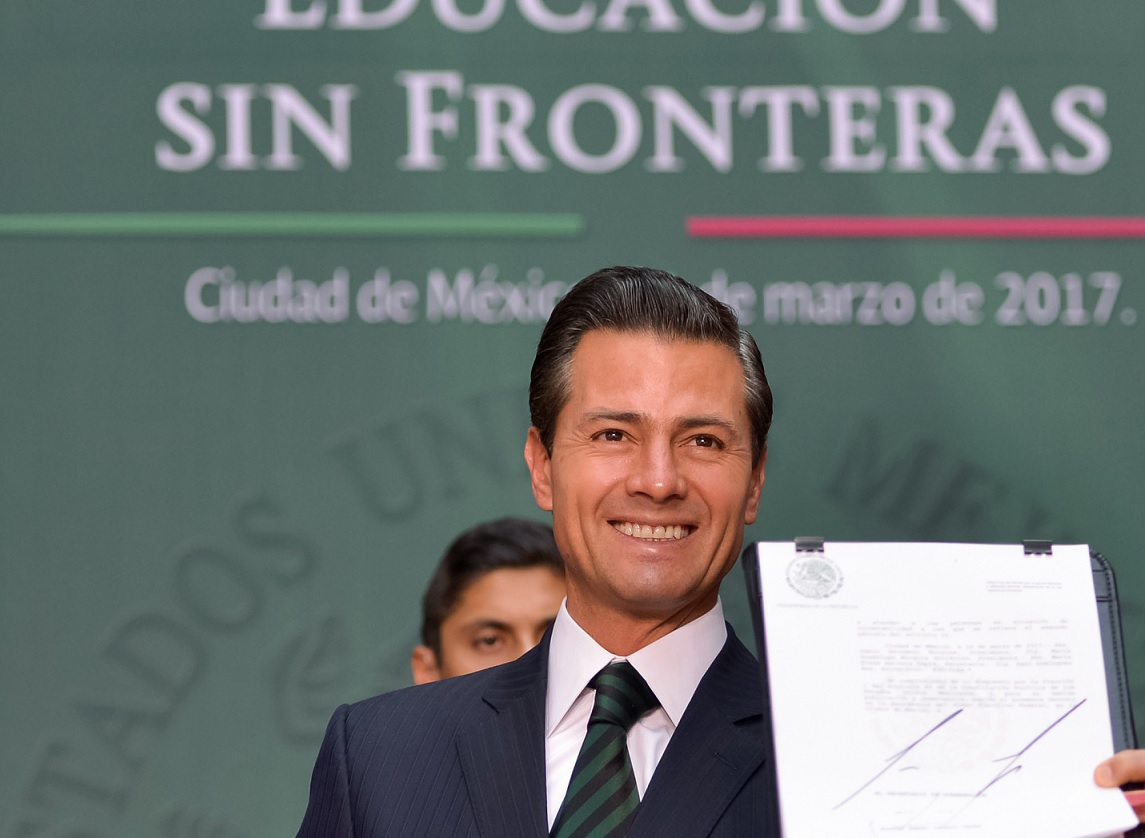 El presidente Enrique Peña Nieto firma el decreto por el que se reforman y adicionan diversas disposiciones la Ley General de Educación. (Presidencia de la República)