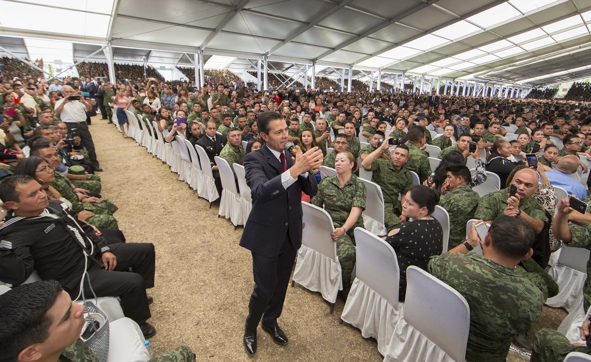 El presidente Enrique Peña Nieto se reúne con soldados y marinos en el Estado de México (Presidencia de la República)
