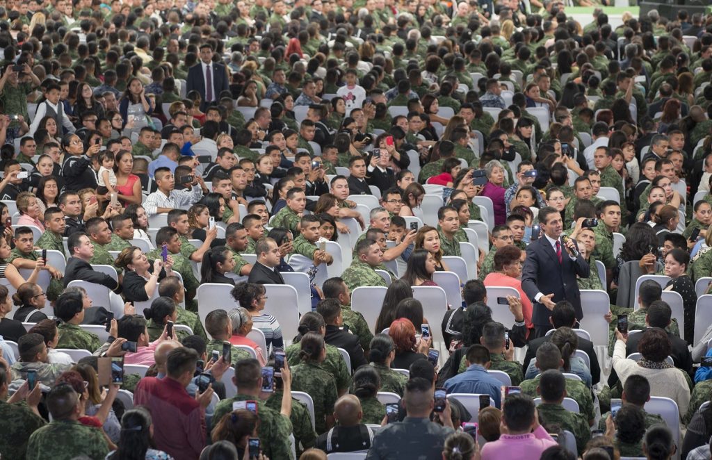 El presidente Peña Nieto decidió salir del protocolo y bajar del escenario. (Presidencia de la República)