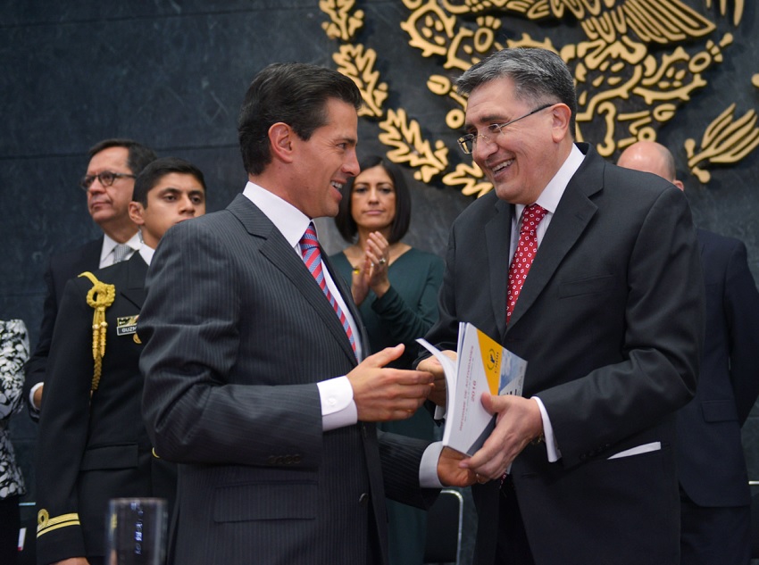 El presidente, Enrique Peña Nieto, recibió del ombudsman, Luis Enrique González Pérez, el informe anual de actividades de la CNDH. (Presidencia de la República)