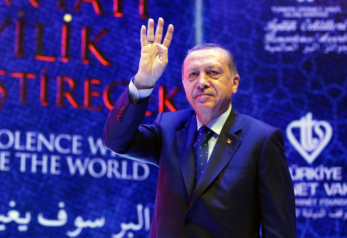 El presidente turco Tayyip Erdogan saluda a la audiencia cuando llega a una ceremonia en Estambul, Turquía (Reuters)