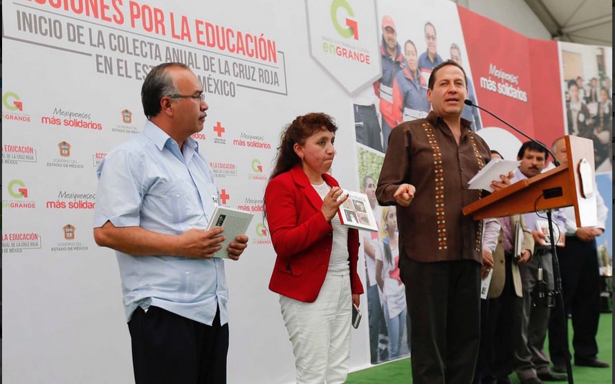 El gobernador Eruviel Ávila entregó el libro ‘Elogio del libro y alabanza del placer de leer’ en Ixtapan de la Sal. (Twitter @eruviel_avila)