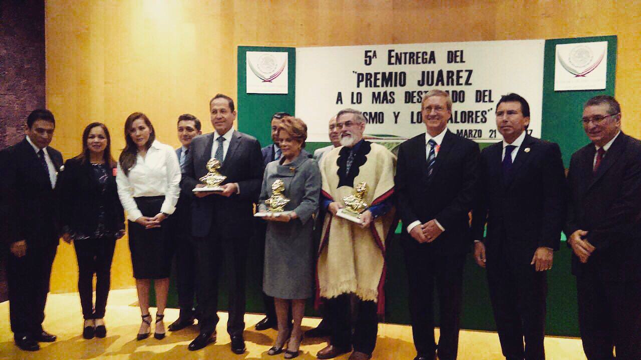 El gobernador Eruviel Ávila recibió el premio ‘Benito Juárez’ en la categoría de gestión de gobierno por parte del Centro de Cultura y Orientación Civil Concertación A.C. (Twitter @eruviel_avila)
