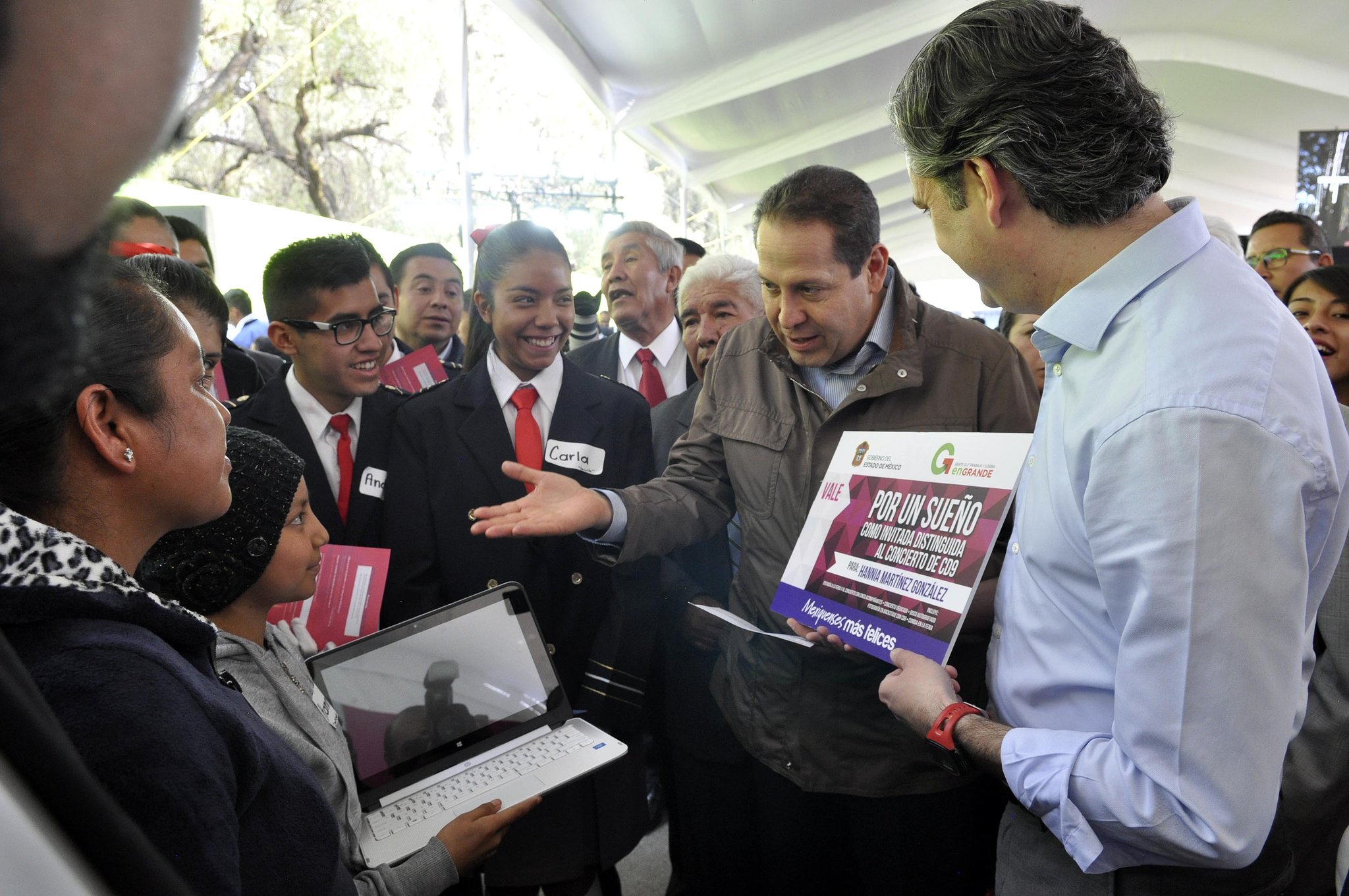 El titular de la SEP, Aurelio Nuño, y el gobernador Eruviel Ávila entregaron una colección de libros con todos los géneros literarios. (Twitter @eruviel_avila)