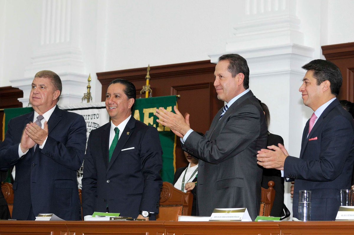 El gobernador Eruviel Ávila asistió al cuarto informe de trabajo del rector de la UAEM, Jorge Olvera García.