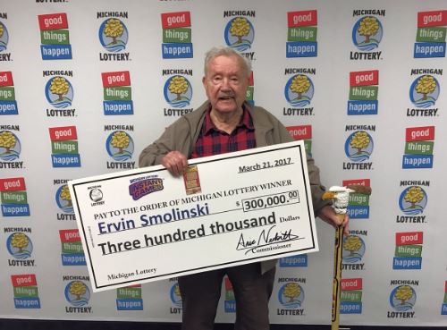 El veterano de la Segunda Guerra Mundial, Ervin Smolinski, ganó la lotería en su cumpleaños 94. (http://upnorthlive.com)
