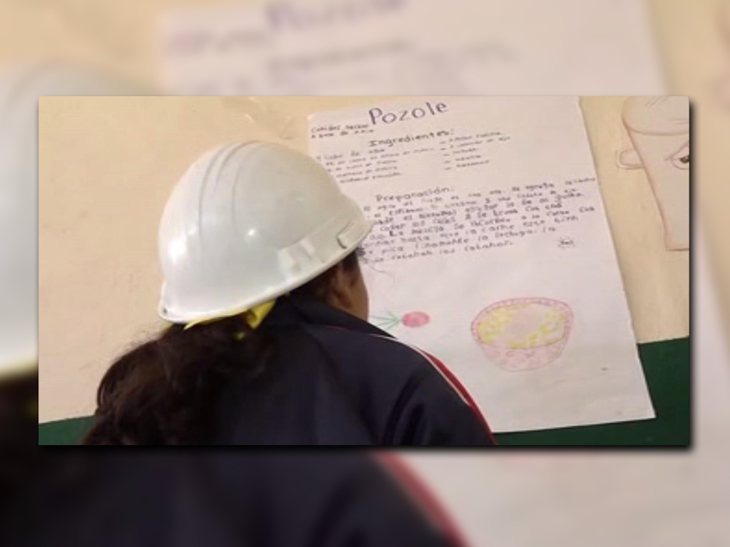 Alumna de la escuela ‘María Elvira Delgado’ de Los Mochis; los niños deben usar casco por trabajos de remodelación del inmueble (Noticieros Televisa)