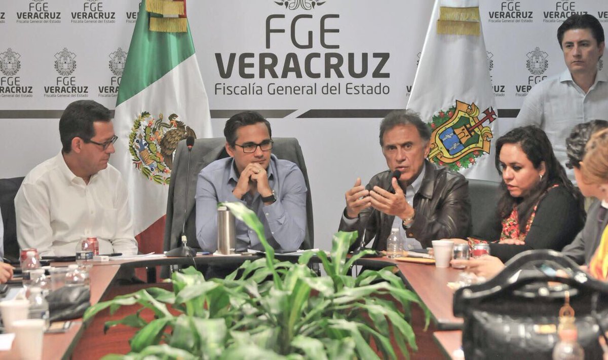 Establecen acuerdos Fiscalía de Veracruz, Segob y Gobierno local con grupo colectivos sobre cuerpos encontrados en la entidad. (Twitter @FGE_Veracruz)