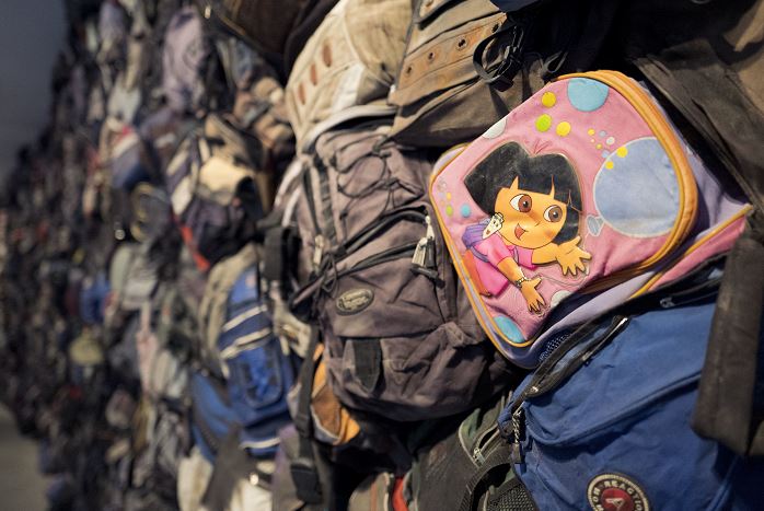 En cada mochila se encontraron ropa, objetos de limpieza personal, biblias, medicamentos, envases y hasta fotografías.