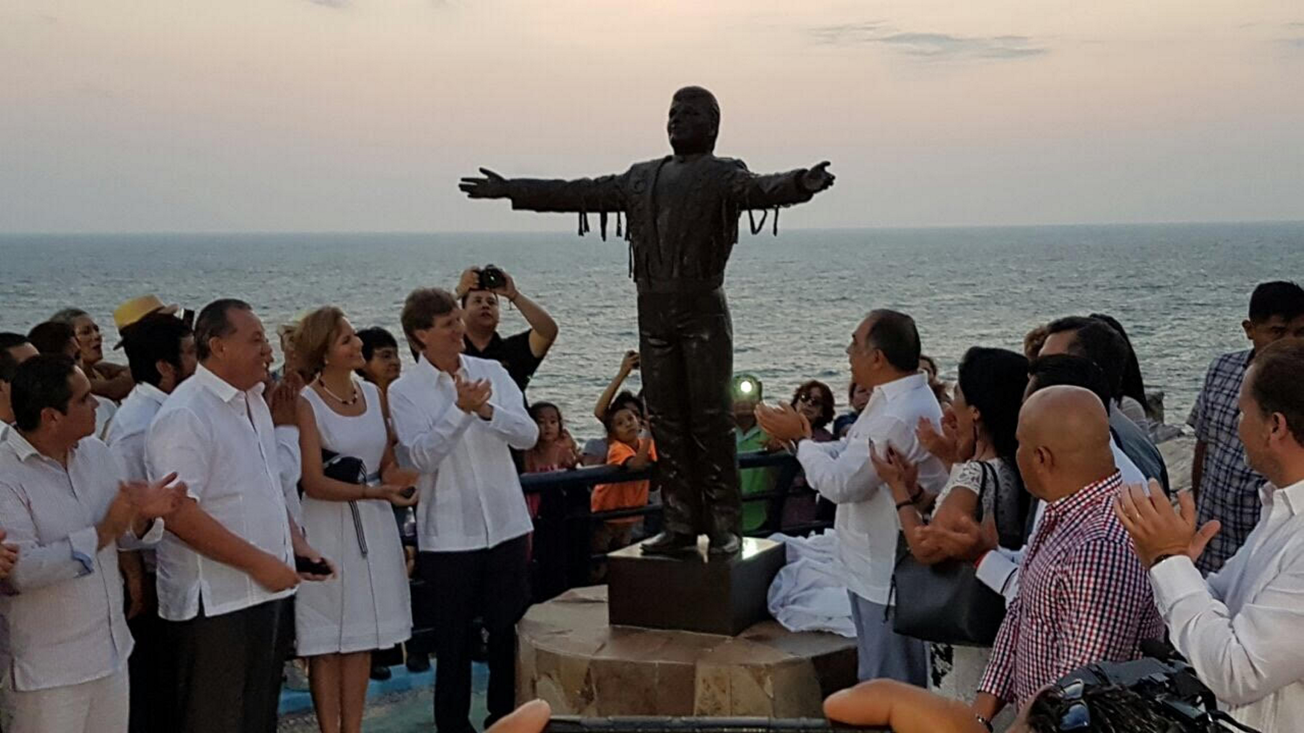 Estatua de Juan Gabriel en Sinfonía del Mar, Acapulco. (Notimex)