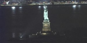 La iluminación de la Estatua de la Libertad se apagó de manera inesperada. (AP)