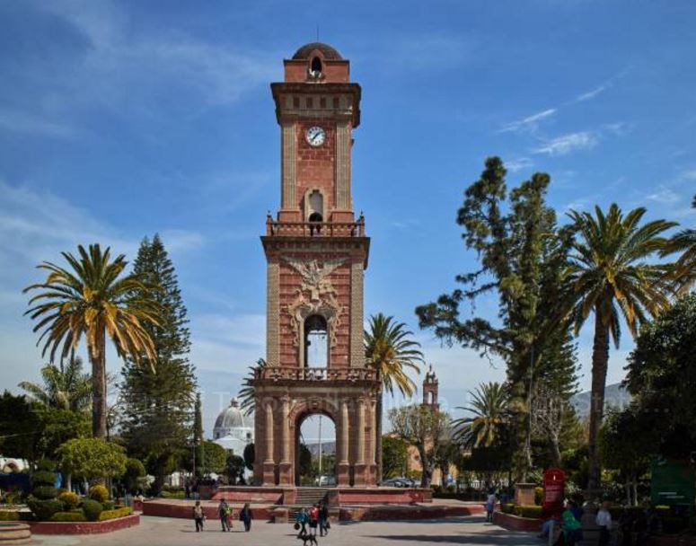 Este domingo inicia el horario de verano en México; vista de la torre del reloj en Tecozautla, Hidalgo. (Getty Images, Archivo)