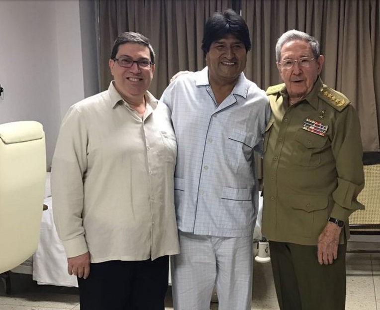 El presidente boliviano, Evo Morales Ayma, junto al mandatario cubano, Raúl Castro, en un hospital en La Habana (Twitter @GegeRpz )