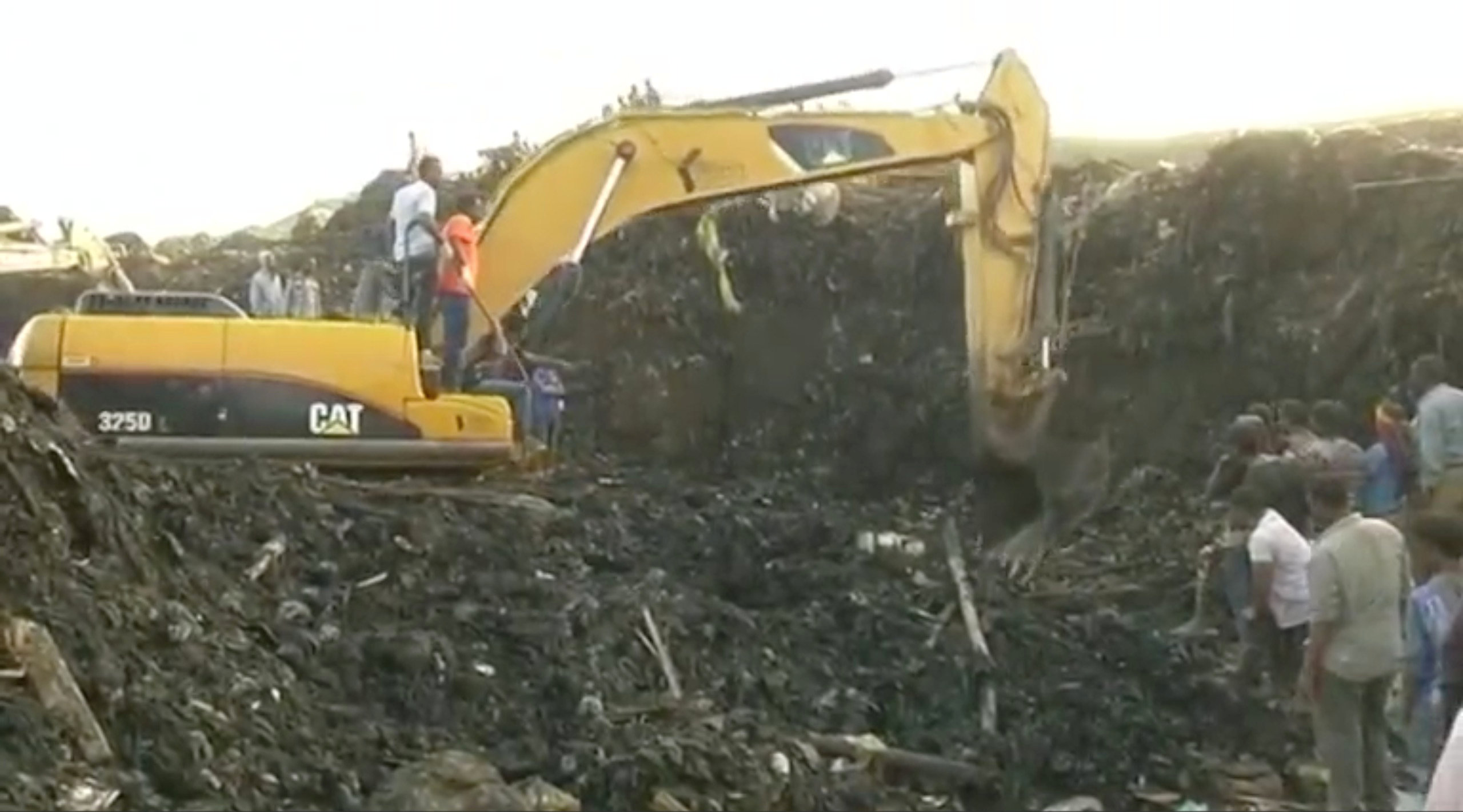 Excavadoras trabajan tras colapso de una montaña de basura en el vertedero de la capital etíope (Reuters)