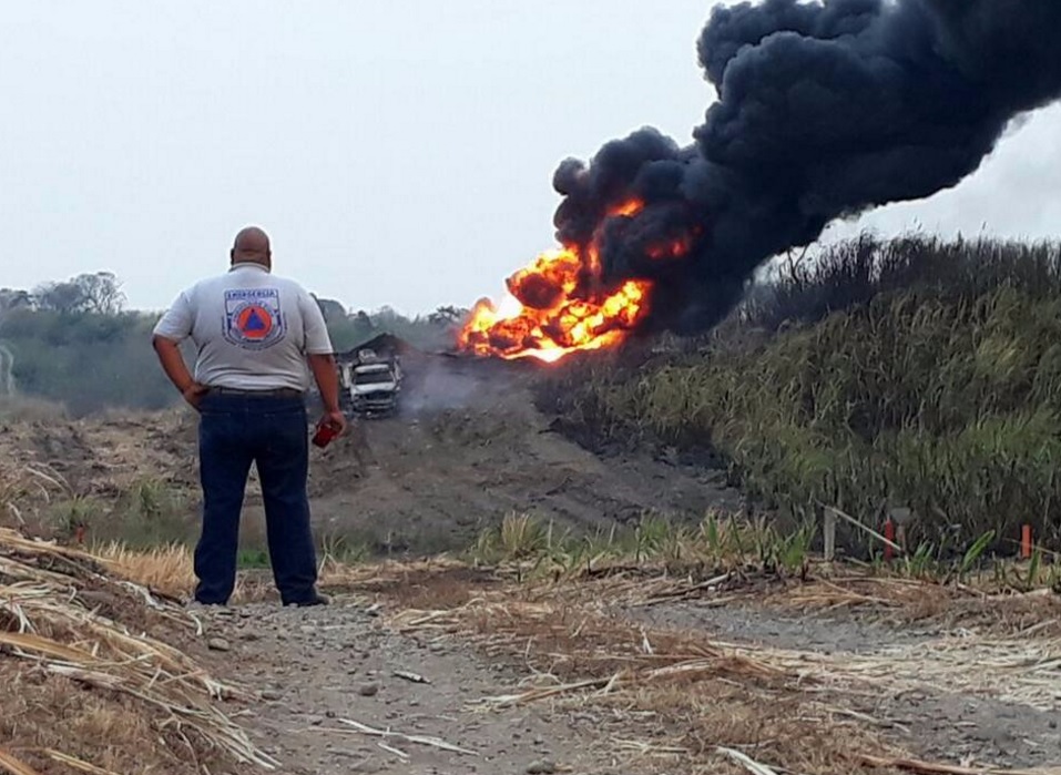 Explosión de ducto de Pemex en Tierra Blanca, Veracruz, deja tres lesionados (Twitter: @gallitorogel)