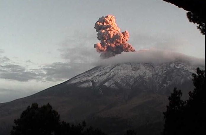 La explosión en el volcán se registró a las 18:44 horas el sábado (Twitter @LUISFELIPE_P)