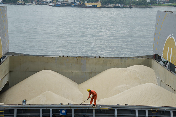 Barco con cargamento de azúcar; un cargamento de más de 20 mil toneladas de azúcar mexicana se encuentra varado tras la cancelación de permisos de exportación hacia Estados Unidos (Getty Images)