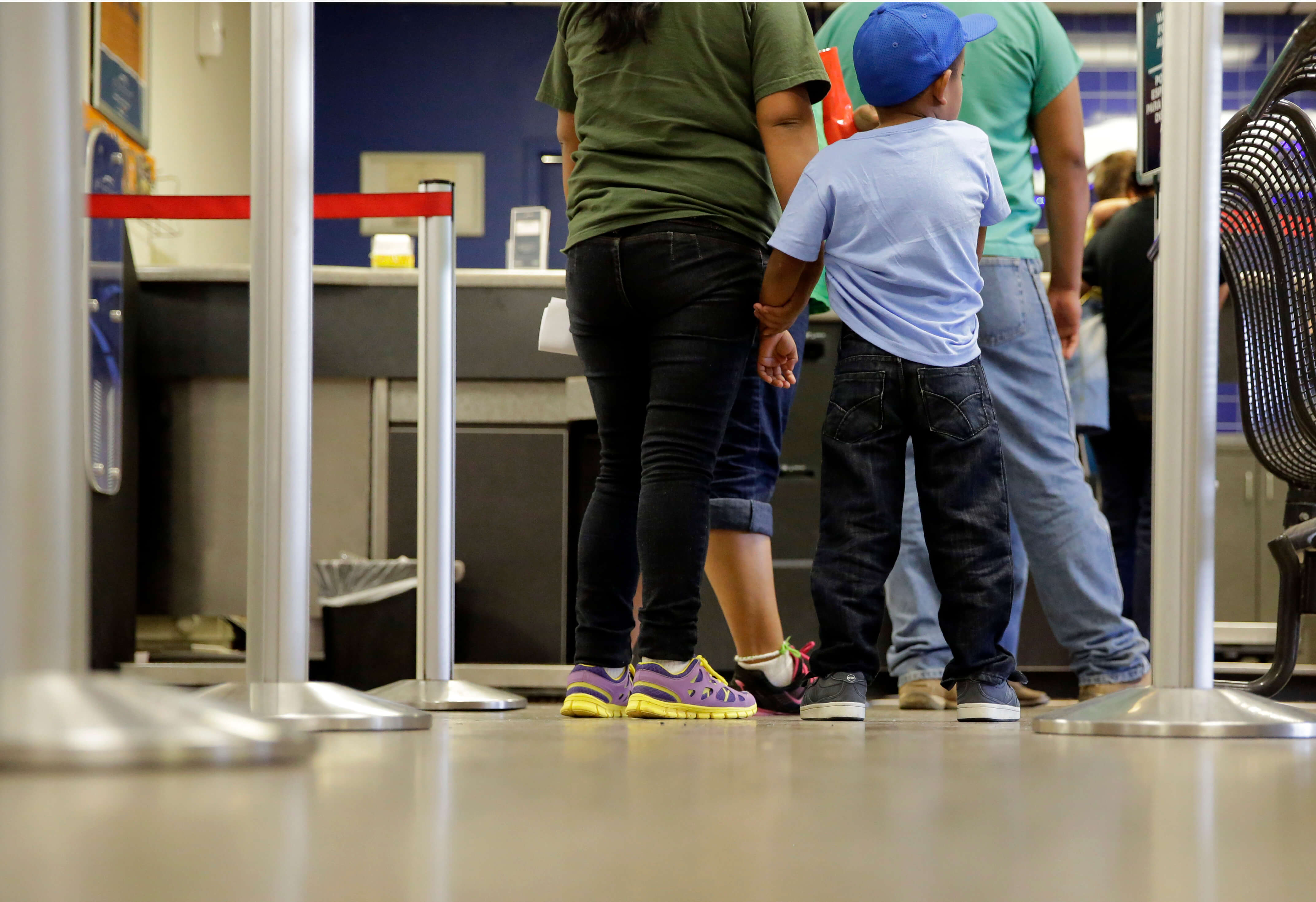 Familia de inmigrantes espera registro en Estados Unidos (AP, archivo)