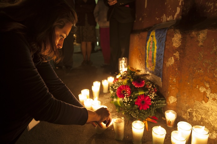 Familiares de la victimas colocan altares en el albergue “Hogar Seguro”. 