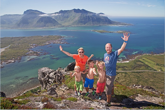 Familia se toma una foto en Lofoten; Noruega es el país más feliz del mundo (Reuters, archivo)