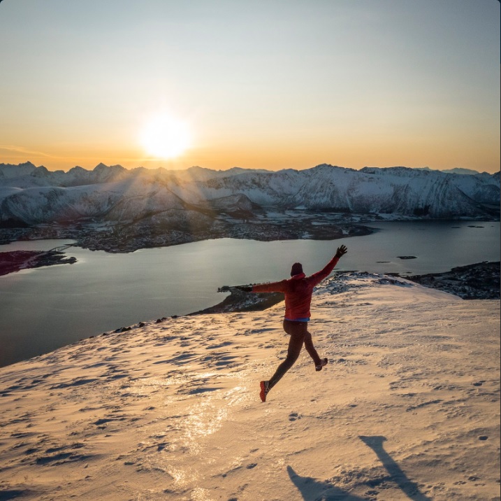 Una persona se toma una foto en montañas de Noruega, país considerado el más feliz del mundo (Twitter @KennLoekkegaard)