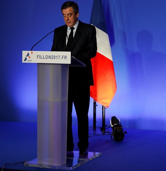 Francois Fillon, ex primer ministro francés y candidato presidencial de centroderecha de Francia, abandona una rueda de prensa en París (Reuters)